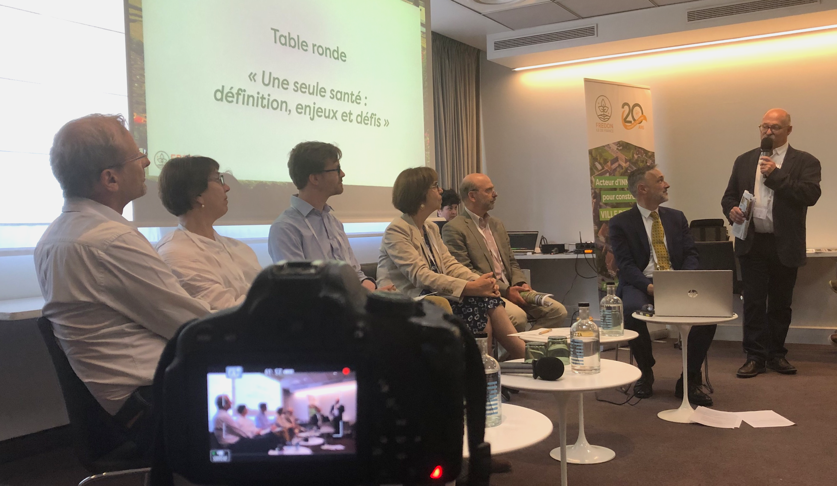 Photographie One Health FREDON France table ronde Pierre Souvet Corinne Bisbarre Valérian Gratpain Emmanuelle Soubeyran Bruno Vion débat santé